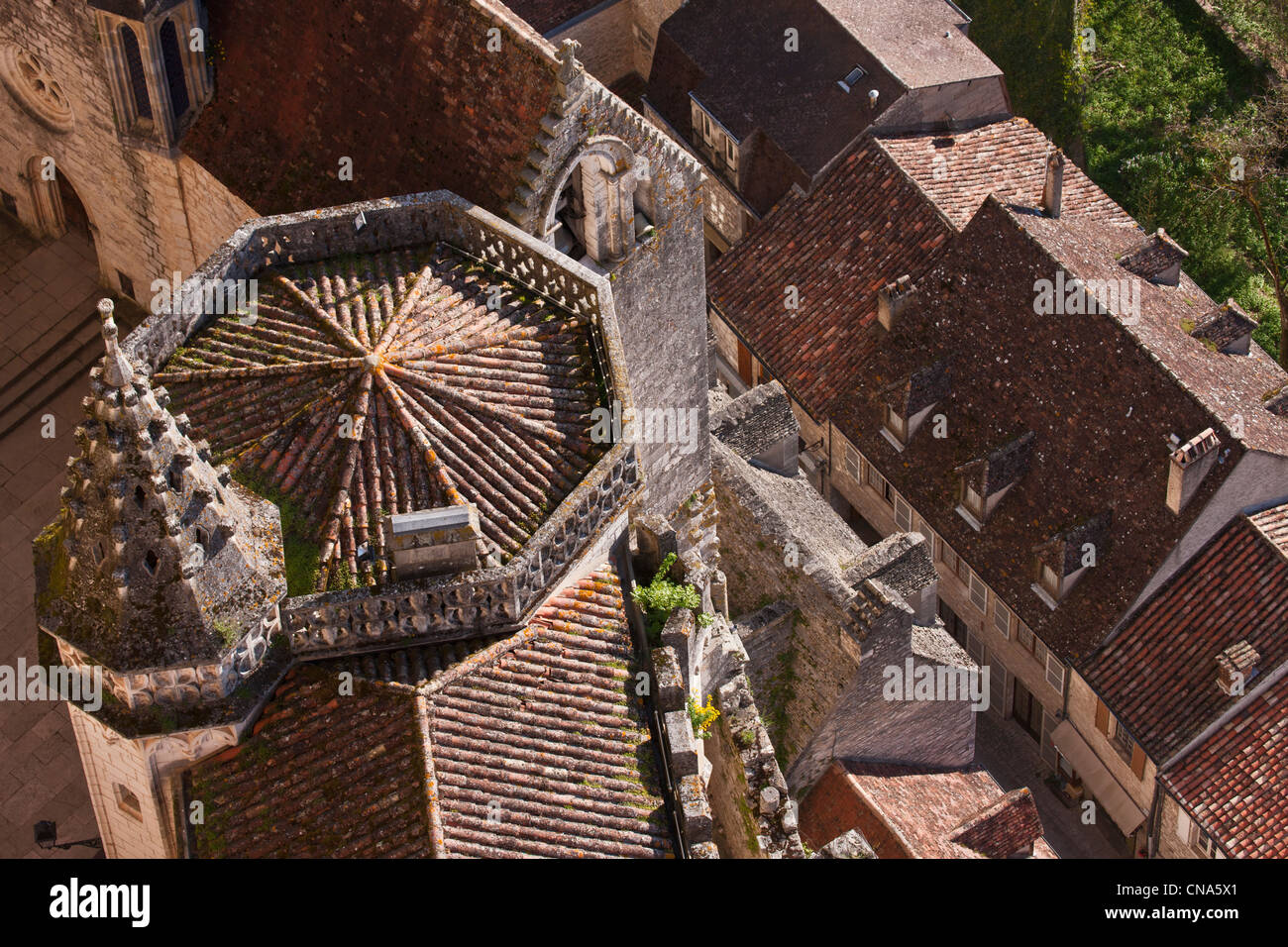 Francia, Lot, Rocamadour, il tetto del santuario e religiosa della città Foto Stock