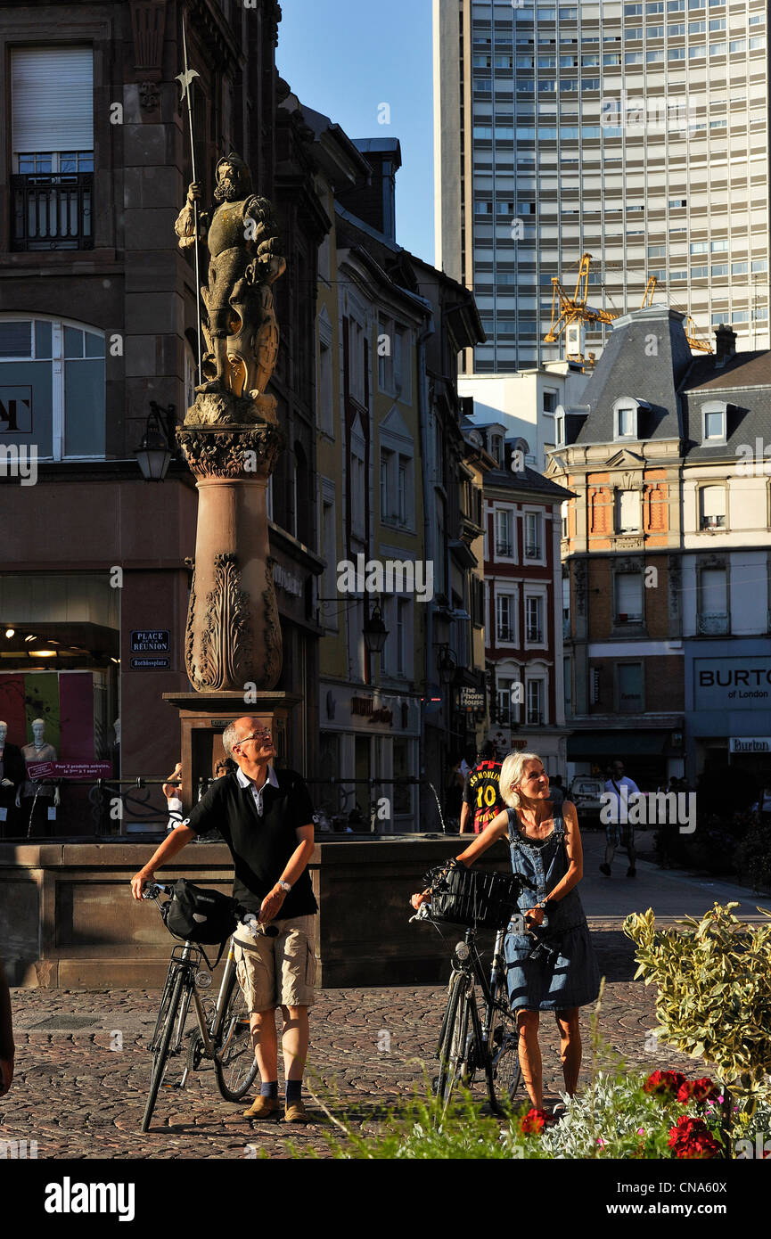 Francia, Haut Rhin, Mulhouse, Place de la Reunion (Reunion Square), Municipio e Museo storico e Tour de l'Europe da Foto Stock