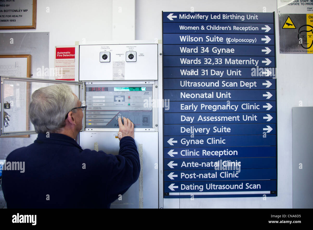Un custode controlla il sistema di allarme presso un ospedale REGNO UNITO Foto Stock