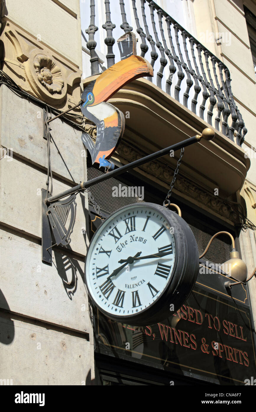 Irish pub con la Guinness toucan orologio in Valencia Spagna Foto stock -  Alamy