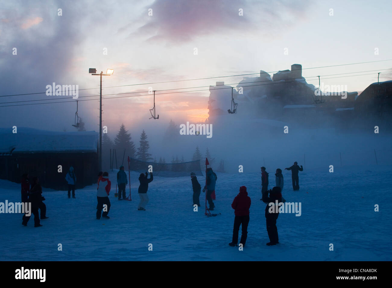 Francia, Haute Savoie, Avoriaz, at Sunset Station, Pallavolo Foto Stock