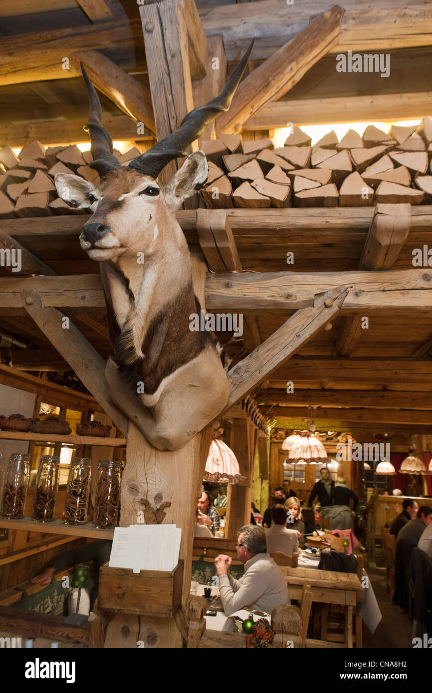 Francia, Haute Savoie, Megeve, la cottura della carne per il camino a La Taverne du Mont d'Arbois Foto Stock