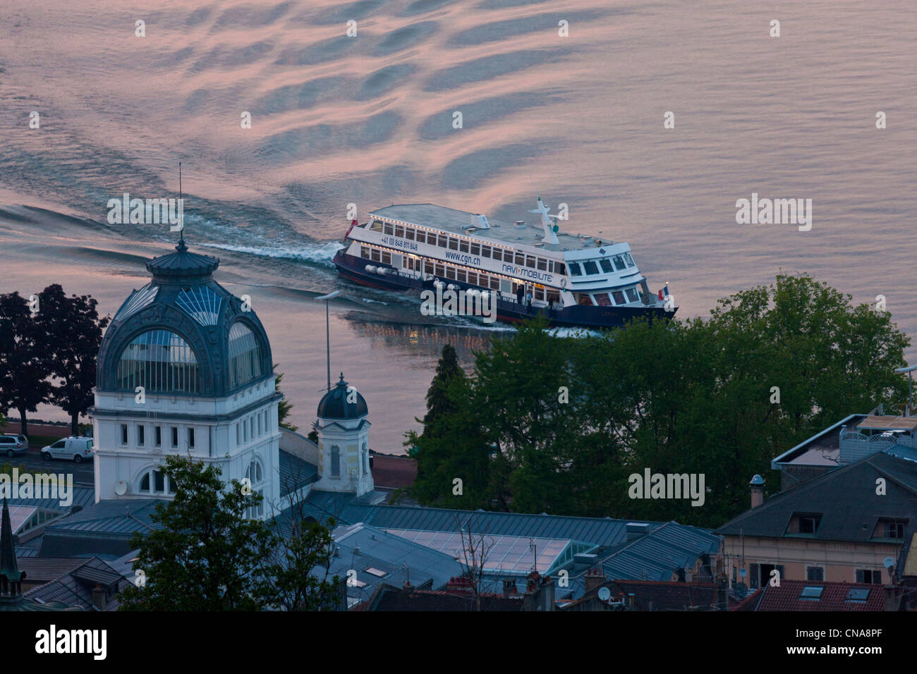 Francia, Haute Savoie, Evian Les Bains, Le Palais Lumiere, Centro congressi situato nelle antiche terme di 1902 e nave a vela Foto Stock
