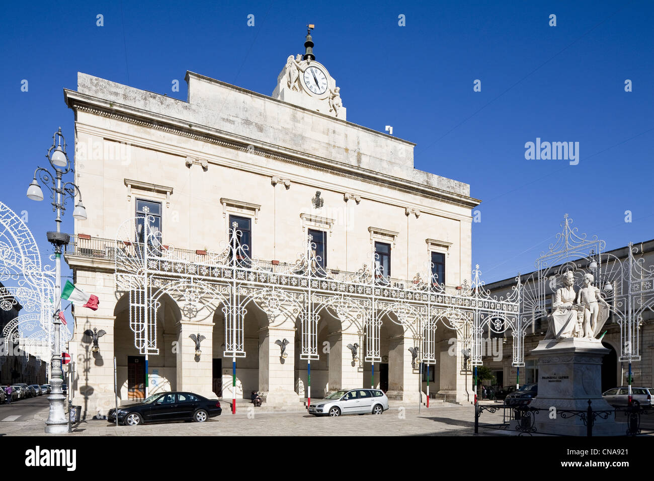 Italia Puglia Provincia di Lecce, Maglie, Aldo Moro piazza Municipio,  risalente XIX secolo con la statua dedicata a Francesca Capece Foto stock -  Alamy