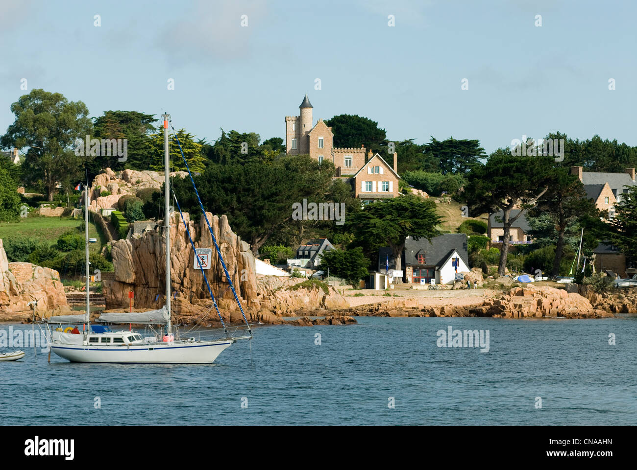 Francia, Cotes d'Armor, Brehat Island, barca ancorata fuori dalla spiaggia di Rosedo Foto Stock