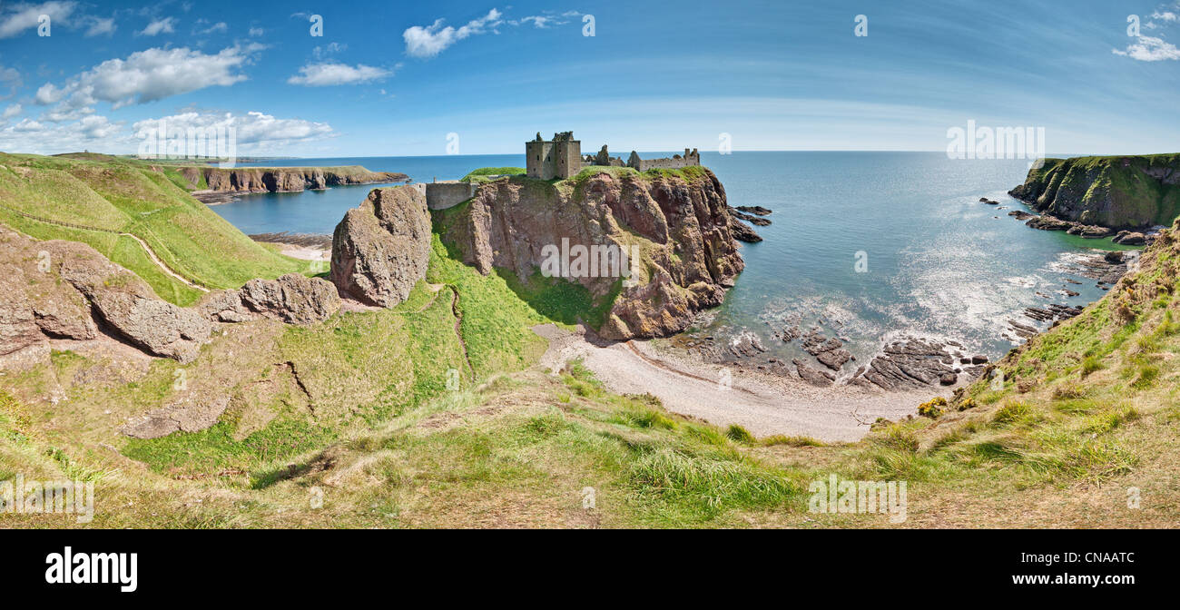 Panoramica del castello di Dunnottar sulla costa nord-est della Scozia vicino a Stonehaven in Aberdeenshire. Foto Stock