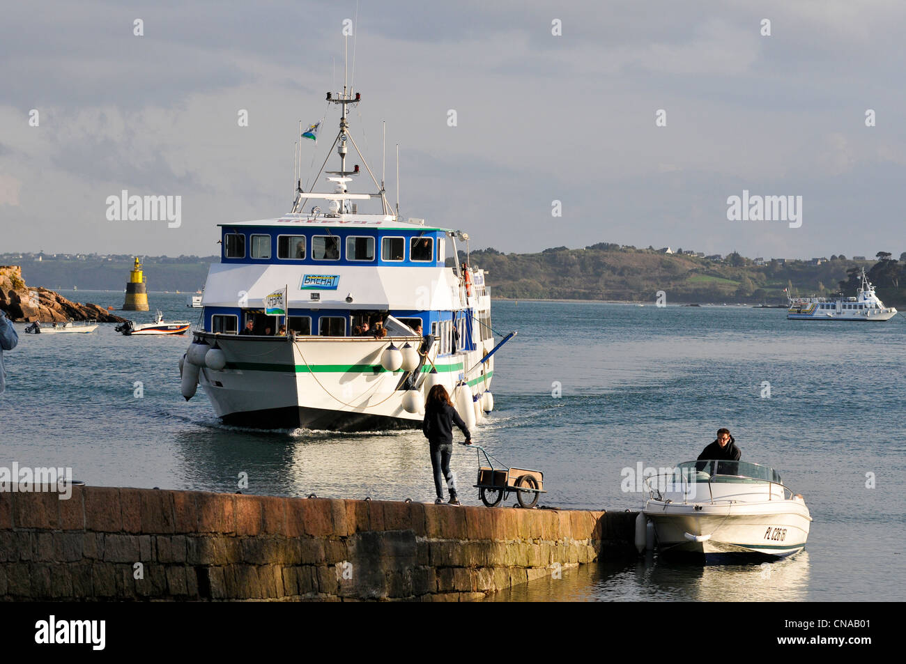 Francia, Cotes d'Armor, Brehat island, Port Clos, l arrivo di una delle stelle di Brehat Foto Stock