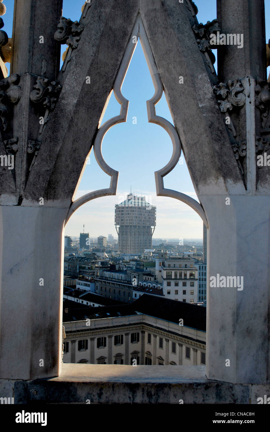 Vista panoramica di Milano e la Torre Velasca dal tetto del Duomo, Lombardia, Italia Foto Stock