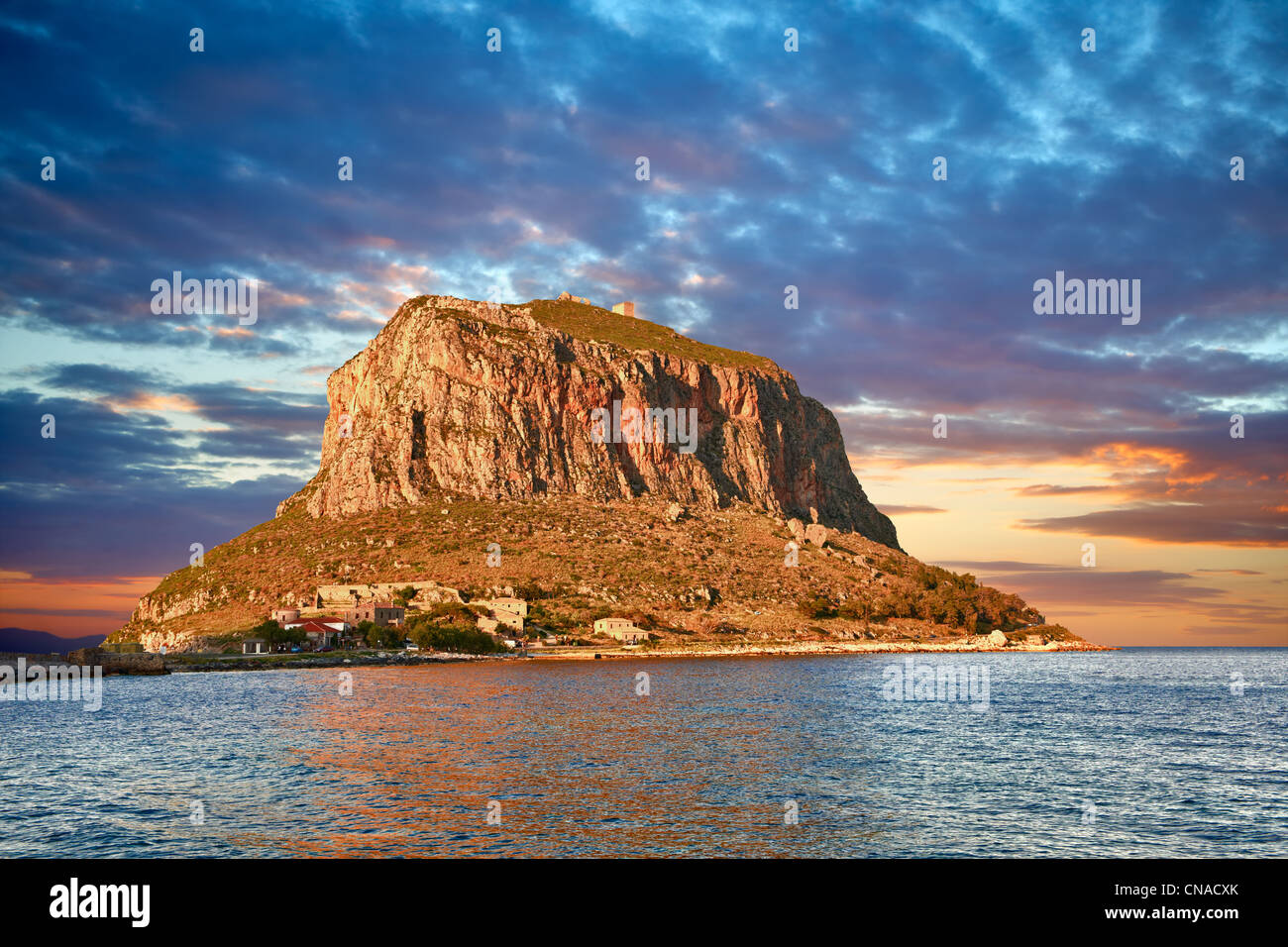 Monemvasia ( Μονεμβασία ) Isola bizantina Città di Castello con acropoli sul plateau. Peloponneso, Grecia Foto Stock