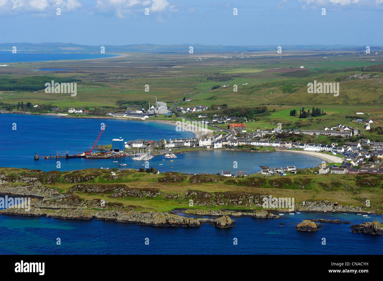 Regno Unito, Scozia, Ebridi Interne, isola di Islay, Port Ellen village (vista aerea) Foto Stock