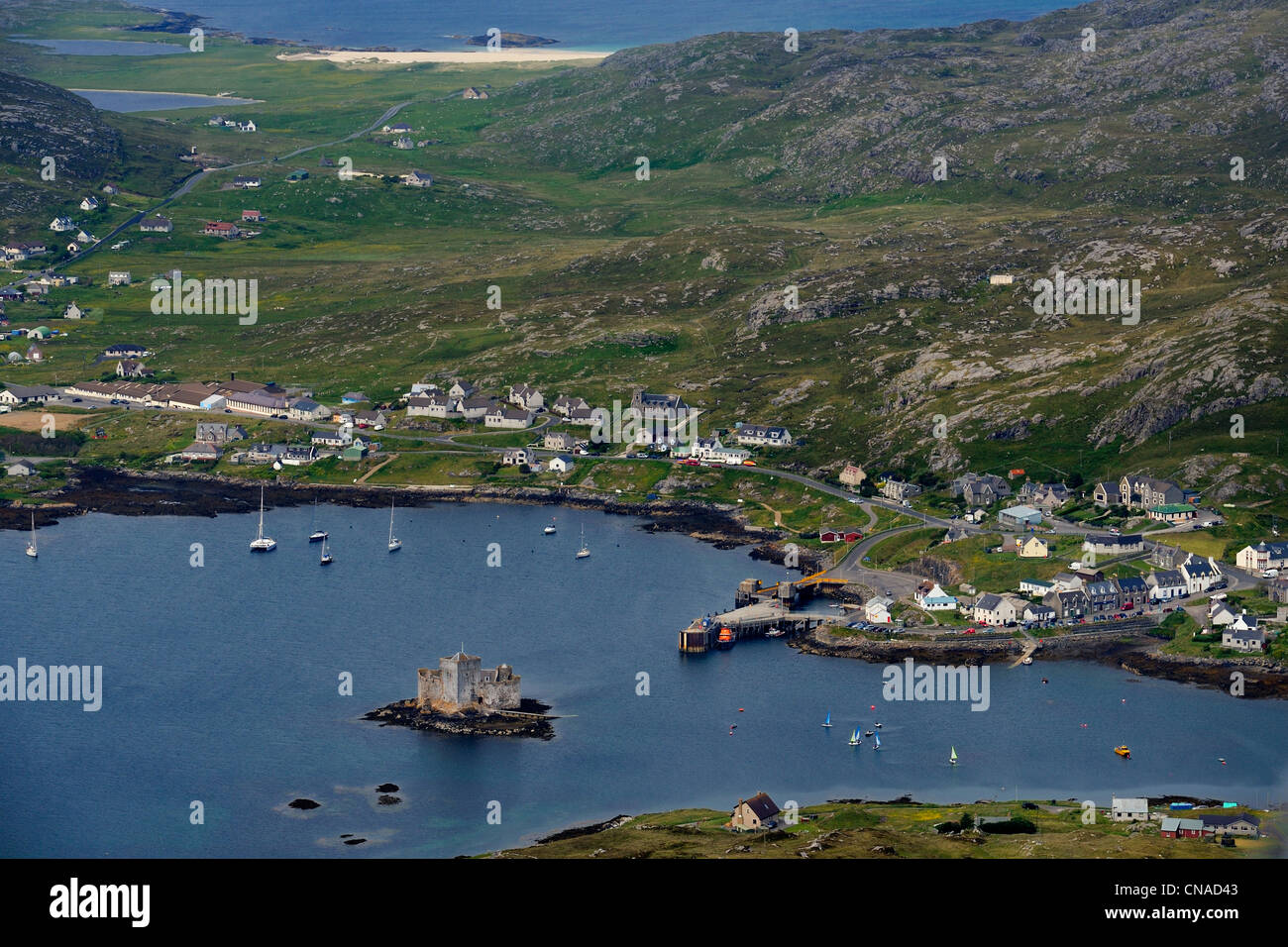 Regno Unito, Scozia, Ebridi Esterne, Isle of Barra, la torre casa tipo Kisimul castello è costruito su un isolotto roccioso affacciato Foto Stock