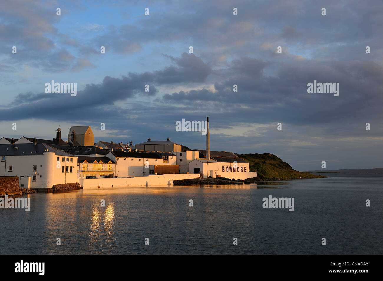 Regno Unito, Scozia, Ebridi Interne, isola di Islay, Bowmore, il Bowmore Scotch whisky distillery sulla sponda orientale del Foto Stock