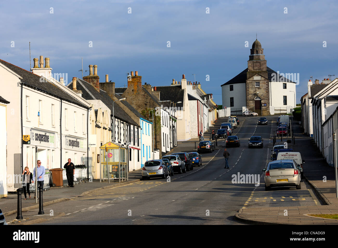 Regno Unito, Scozia, Ebridi Interne, isola di Islay, Bowmore, la strada principale che conduce alla chiesa rotonda che è stata costruita in Foto Stock