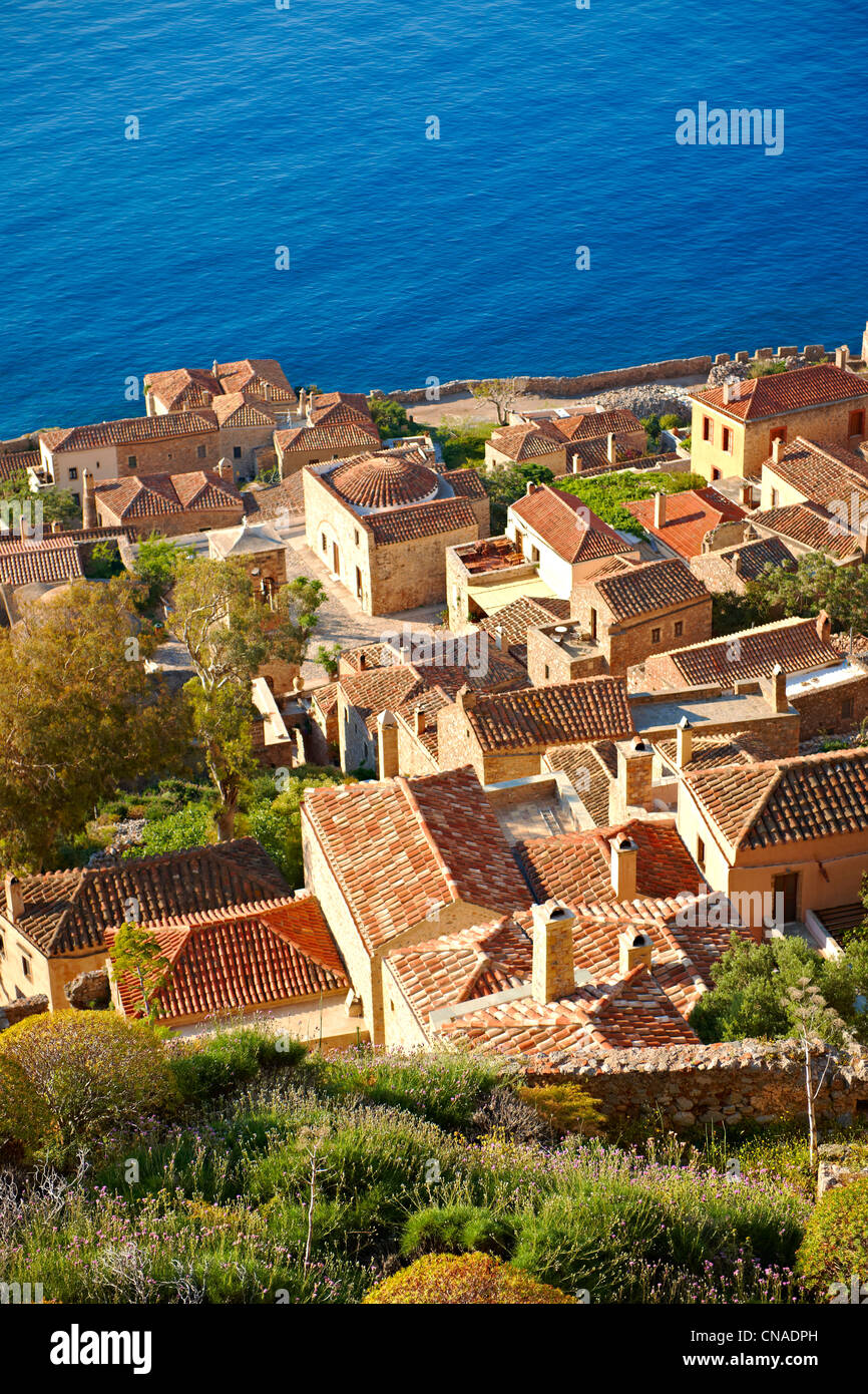 Arial vista di Monemvasia ( Μονεμβασία ) Isola bizantina Città di Castello con acropoli sul plateau. Peloponneso, Grecia Foto Stock