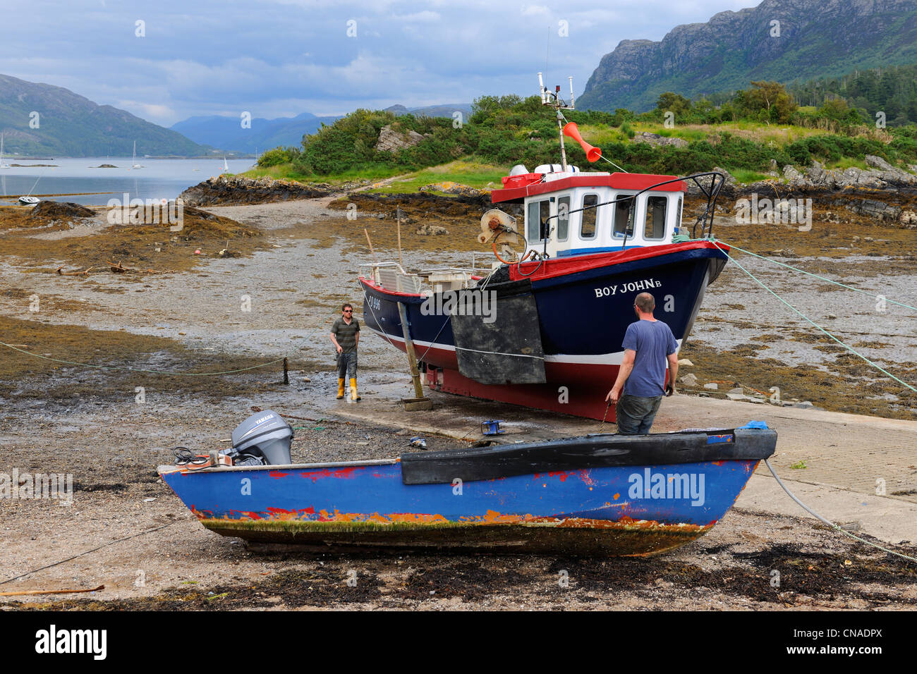 Regno Unito, Scozia, Highland, Plockton, barche da pesca in Loch Carron a bassa marea Foto Stock