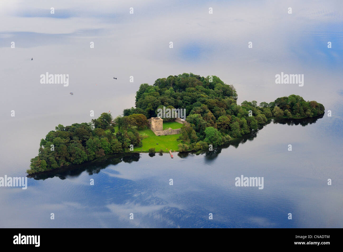 Regno Unito, Scozia, Loch Leven Castle su un'isola nel mezzo del lago dove Maria Stuart fu imprigionato e da Foto Stock