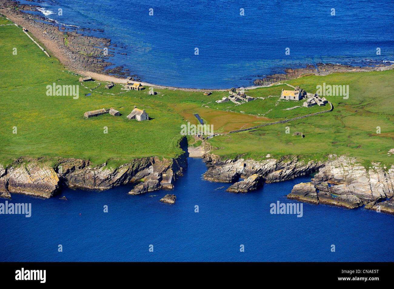 Regno Unito, Scozia, isole Orcadi, ruderi di ex case sulla piccola isola disabitata di Swona (vista aerea) Foto Stock
