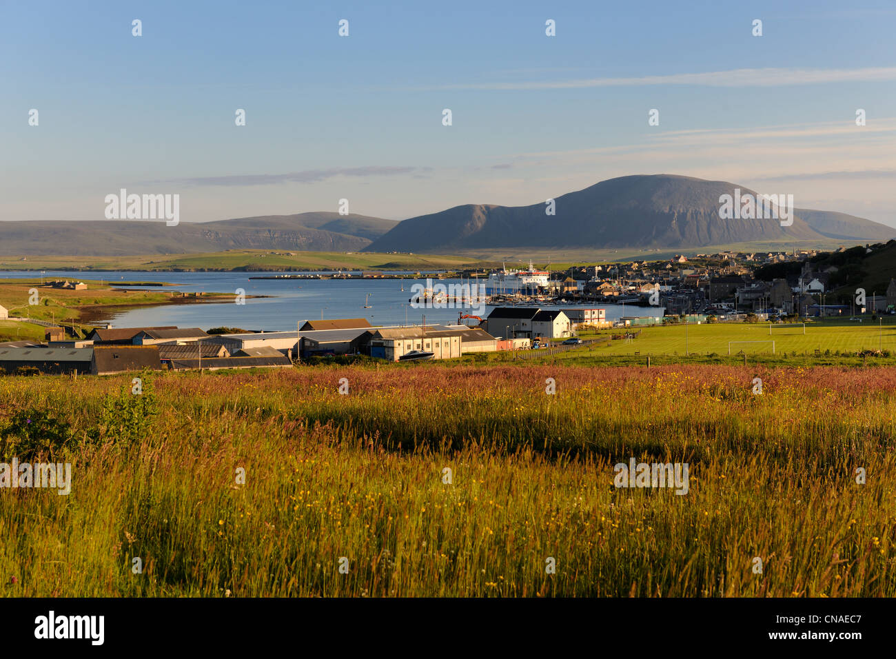 Regno Unito, Scozia, isole Orcadi, continente isola, Stromness porto nella parte anteriore del Ward Hill su Hoy che è la più alta Foto Stock