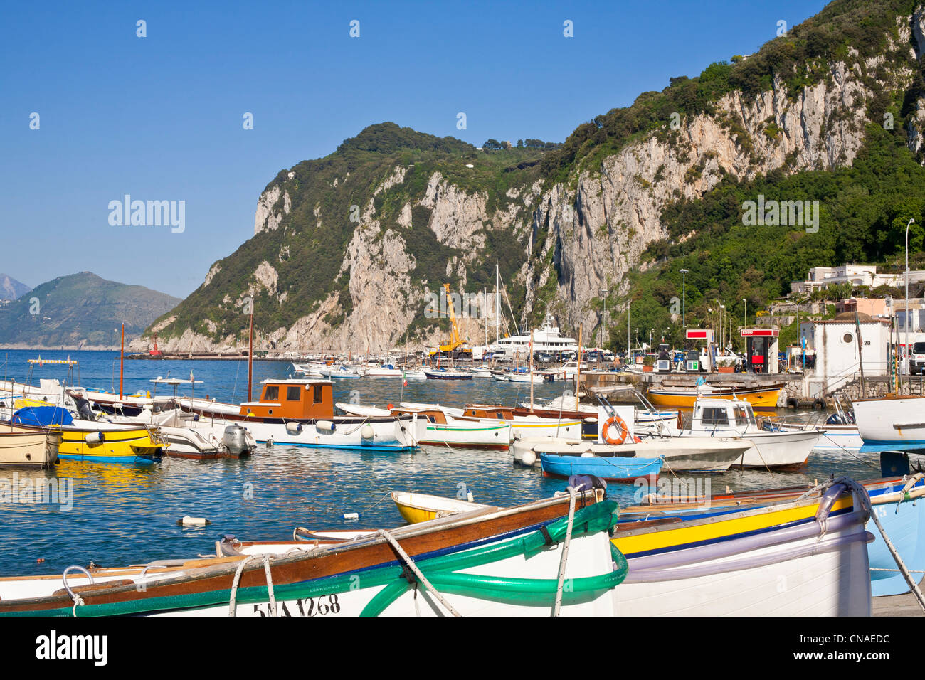 L'Italia, la Campania, il Golfo di Napoli, Capri, un porto turistico Foto Stock