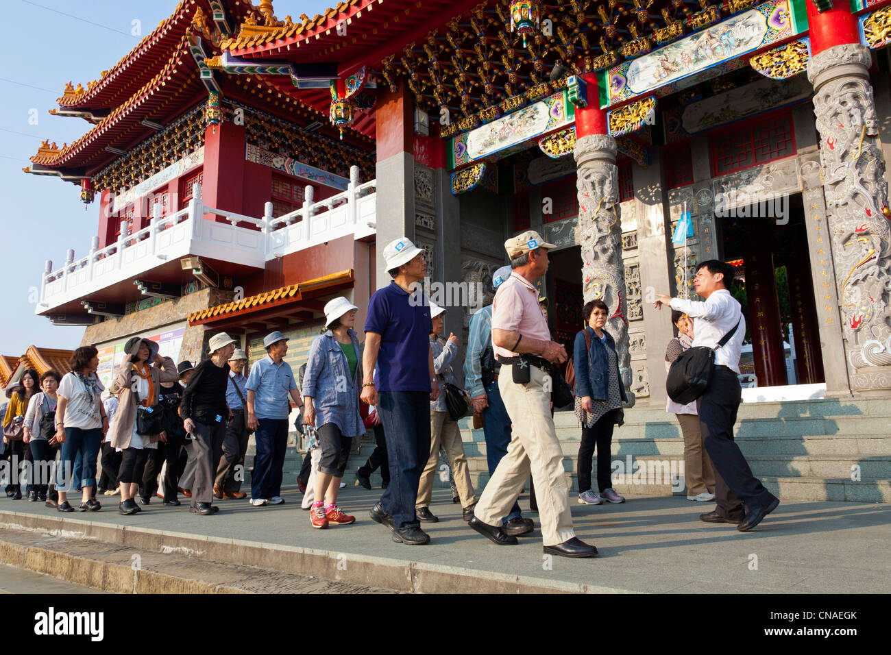 Gruppo di turisti provenienti dalla Cina continentale al tempio Wenwu, Sole Luna Lago, Taiwan. JMH5882 Foto Stock