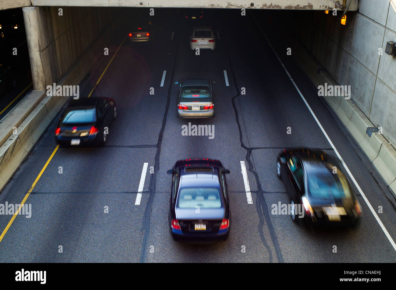 Visualizza in basso a velocizzare le automobili sul Schuylkill Expressway che corre attraverso il centro di Philadelphia, Pennsylvania, STATI UNITI D'AMERICA Foto Stock