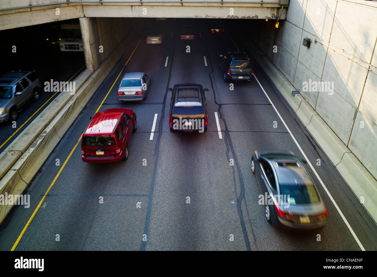 Visualizza in basso a velocizzare le automobili sul Schuylkill Expressway che corre attraverso il centro di Philadelphia, Pennsylvania, STATI UNITI D'AMERICA Foto Stock