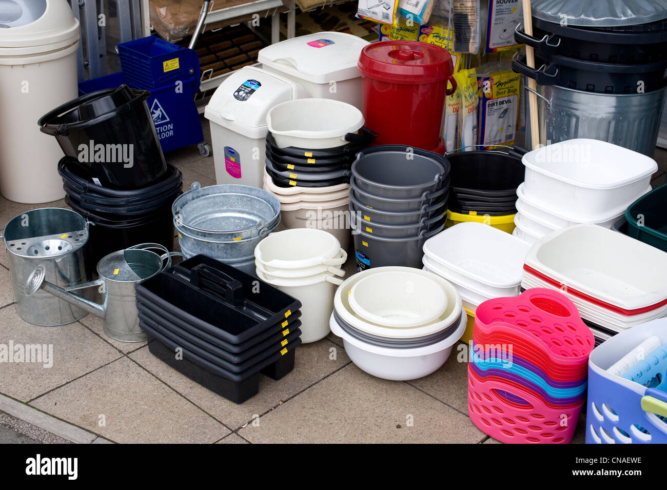 Houseware voci visualizzate sul marciapiede al di fuori di un negozio ironmonger REGNO UNITO Foto Stock