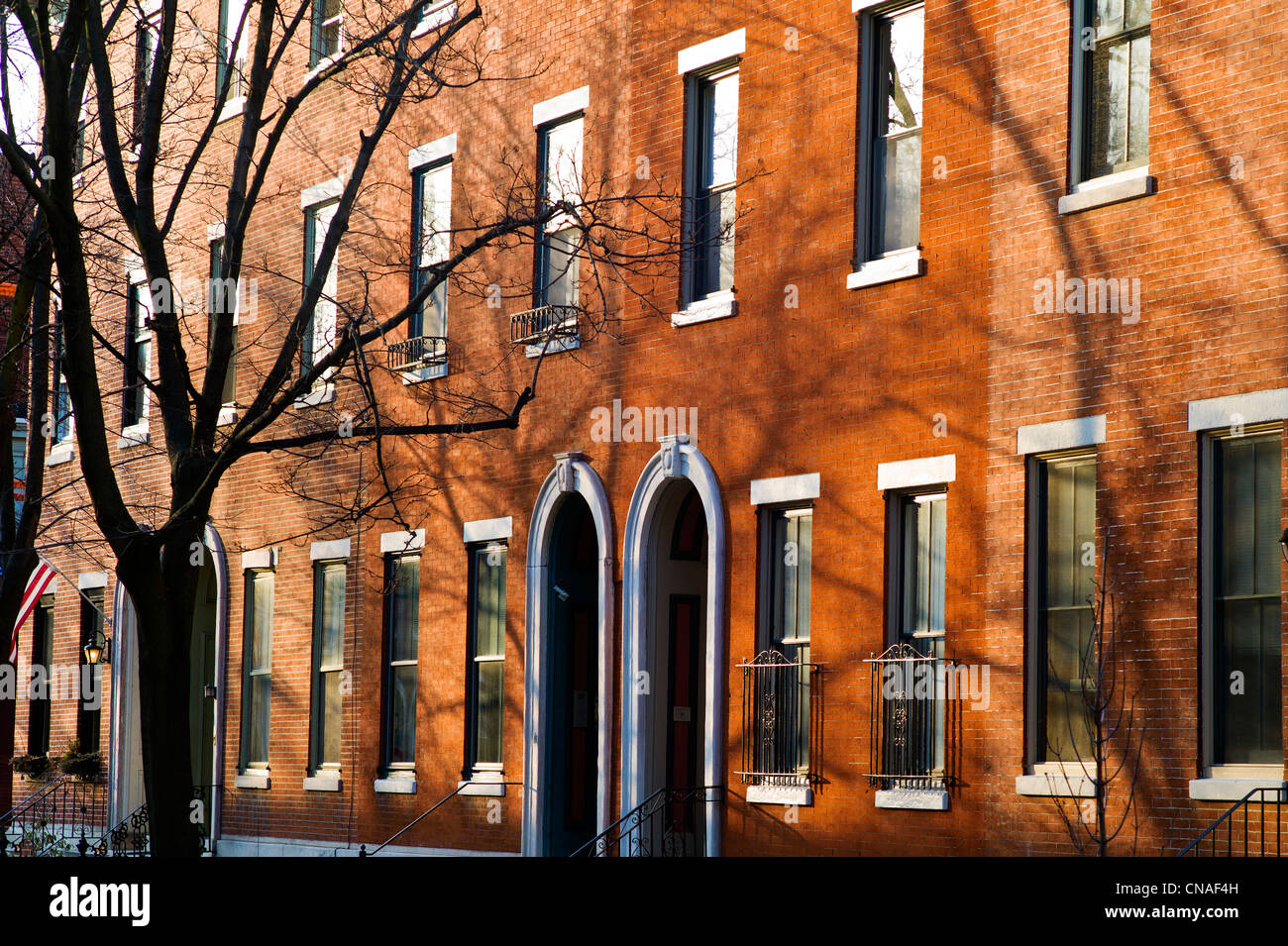 Case a schiera in strada residenziale in The Fairmount sezione del centro città di Philadelphia, Pennsylvania, STATI UNITI D'AMERICA Foto Stock