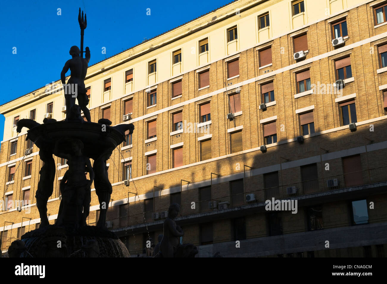 L'Italia, Campania, Napoli, centro storico sono classificati come patrimonio mondiale dall'UNESCO, la fontana di Nettuno in Via Medina Foto Stock