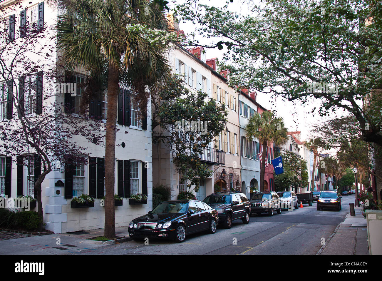 Scene di strada, le case storiche, segni, portali, fioriere in Charleston, Carolina del Sud, STATI UNITI D'AMERICA Foto Stock