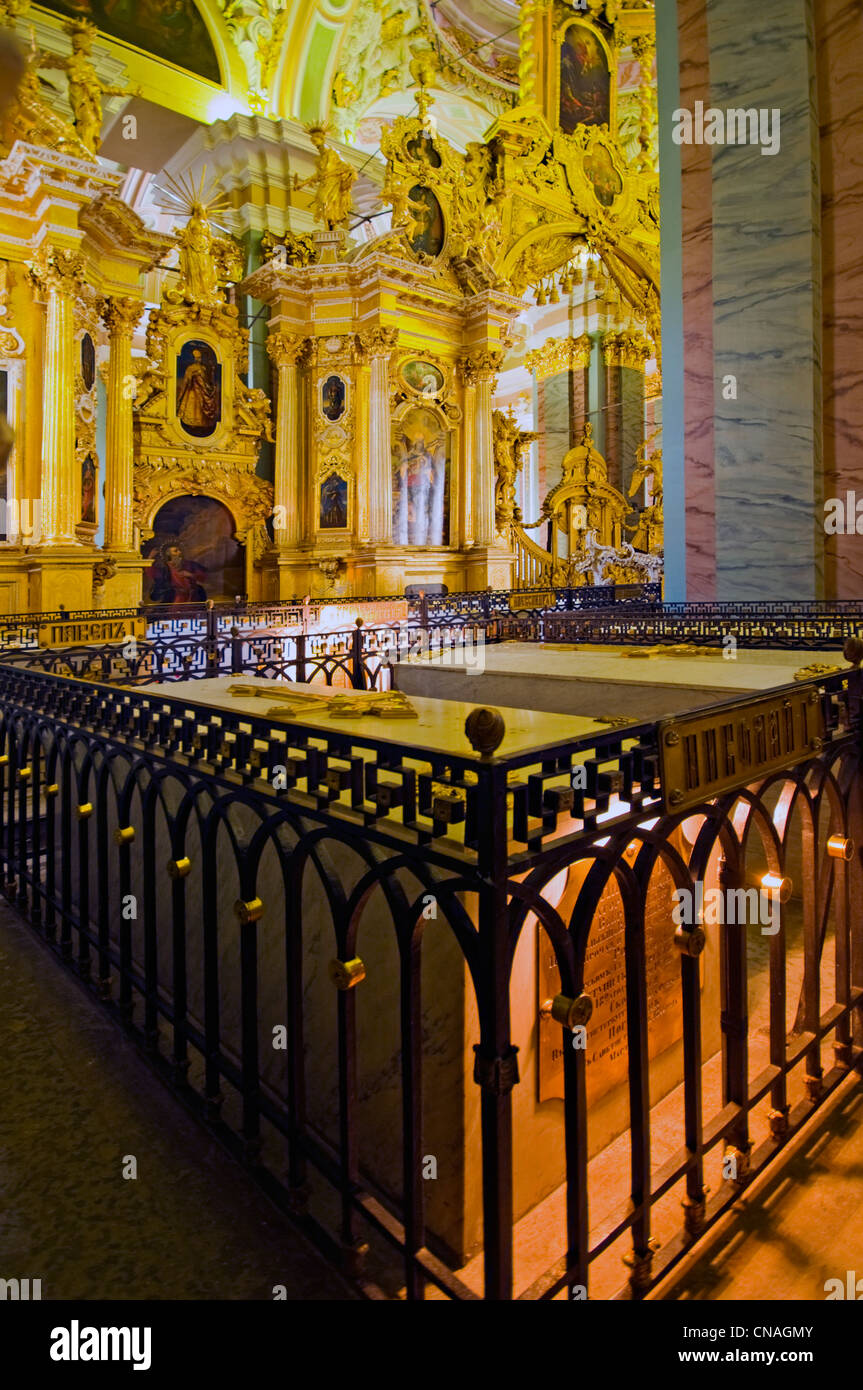 RUSSIA, San Pietroburgo, guglia della Fortezza di San Pietro e Paolo e di San Pietro e Paolo russo cattedrale ortodossa Foto Stock