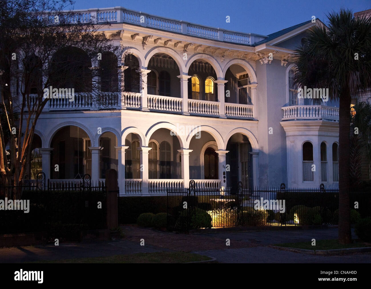 Scene di strada, le case storiche, segni, portali, fioriere in Charleston, Carolina del Sud, STATI UNITI D'AMERICA Foto Stock
