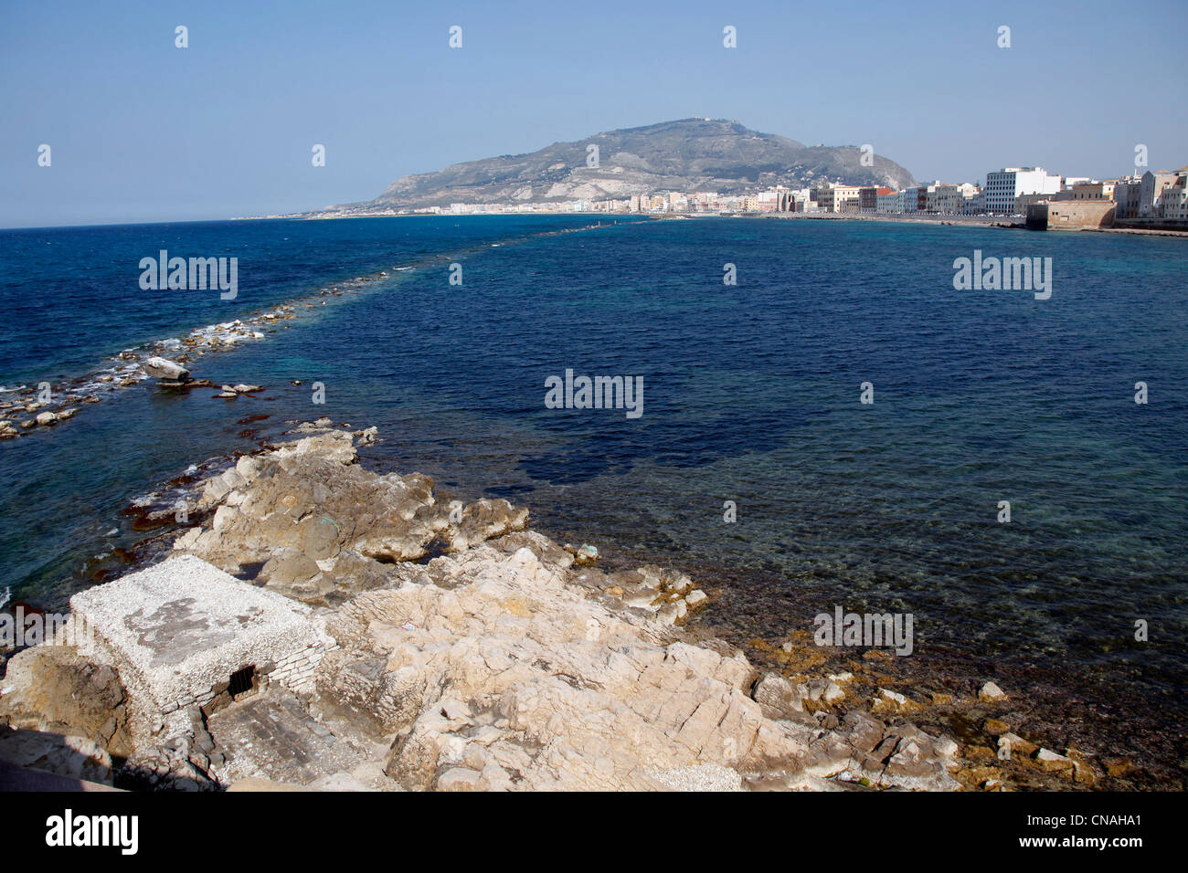 La baia di Trapani ed Erice in background, Sicilia, Italia Foto Stock