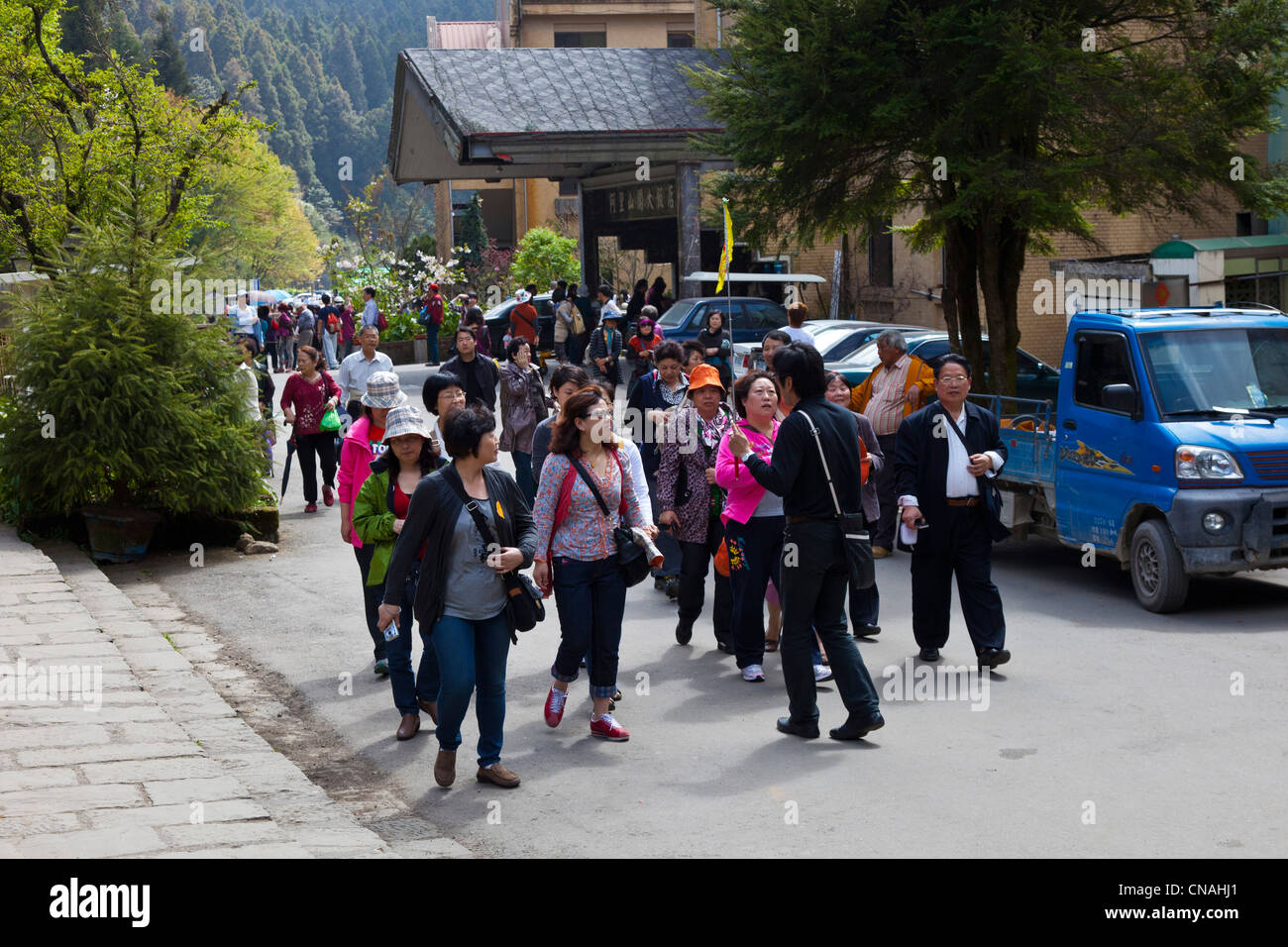 Parte di turisti provenienti dalla Cina continentale con tour guida fuori Alishan Gou Hotel in Alishan Taiwan. JMH5912 Foto Stock