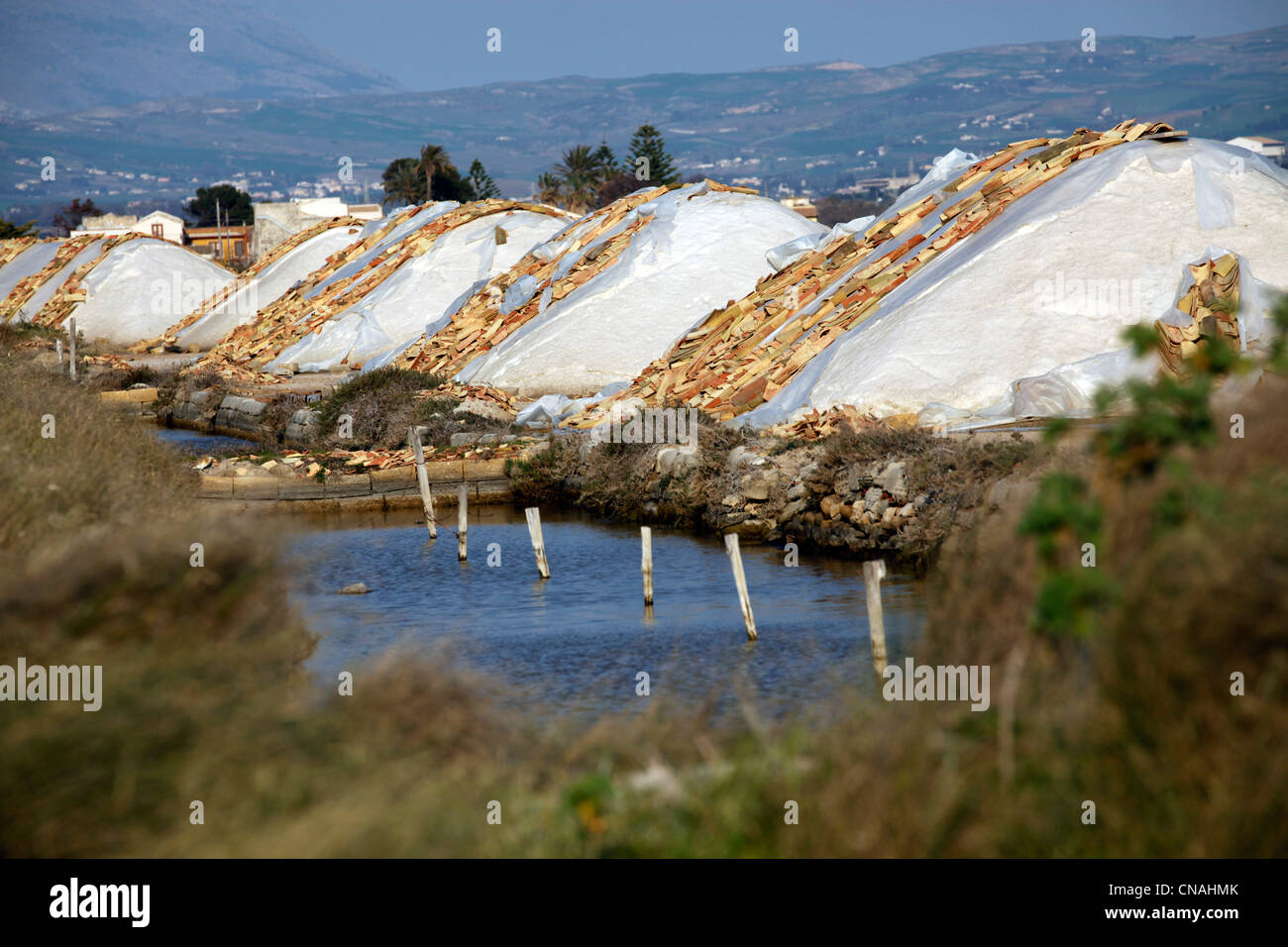 Pile di sale memorizzati in Saline di Trapani, in Sicilia, Italia Foto Stock