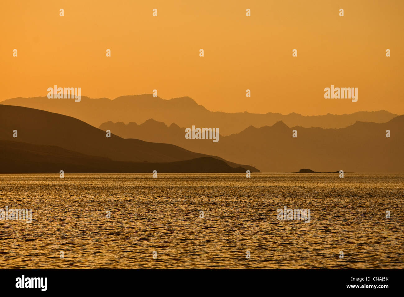 Al tramonto le colline di Isola di Komodo nascondere il più grande del mondo di specie di lucertola monitor, il drago di Komodo, Varanus komodoensis. Foto Stock