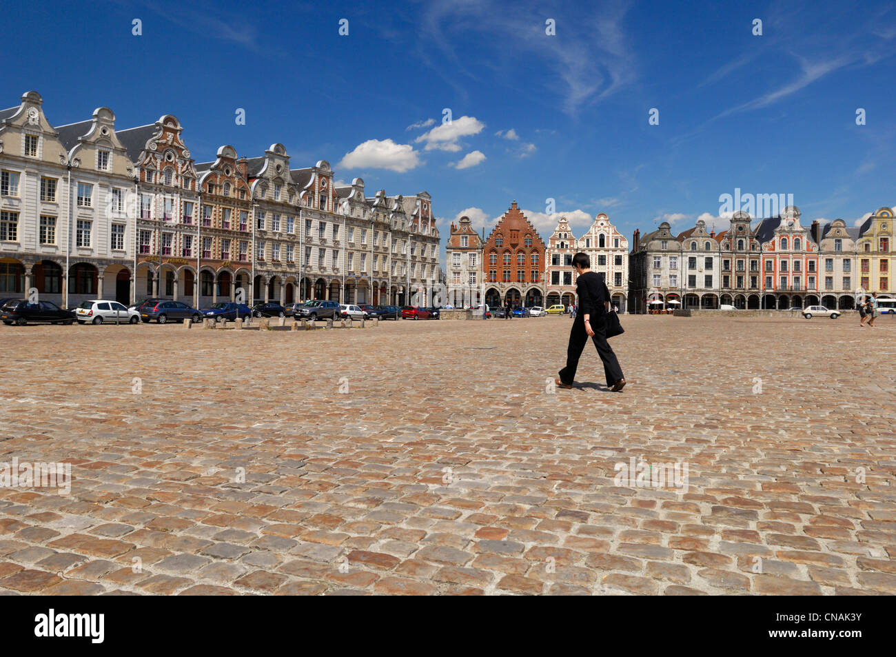 Francia, Pas de Calais, Arras, Grand Place walkers acciottolato della Grand Place Square e case tipiche Foto Stock