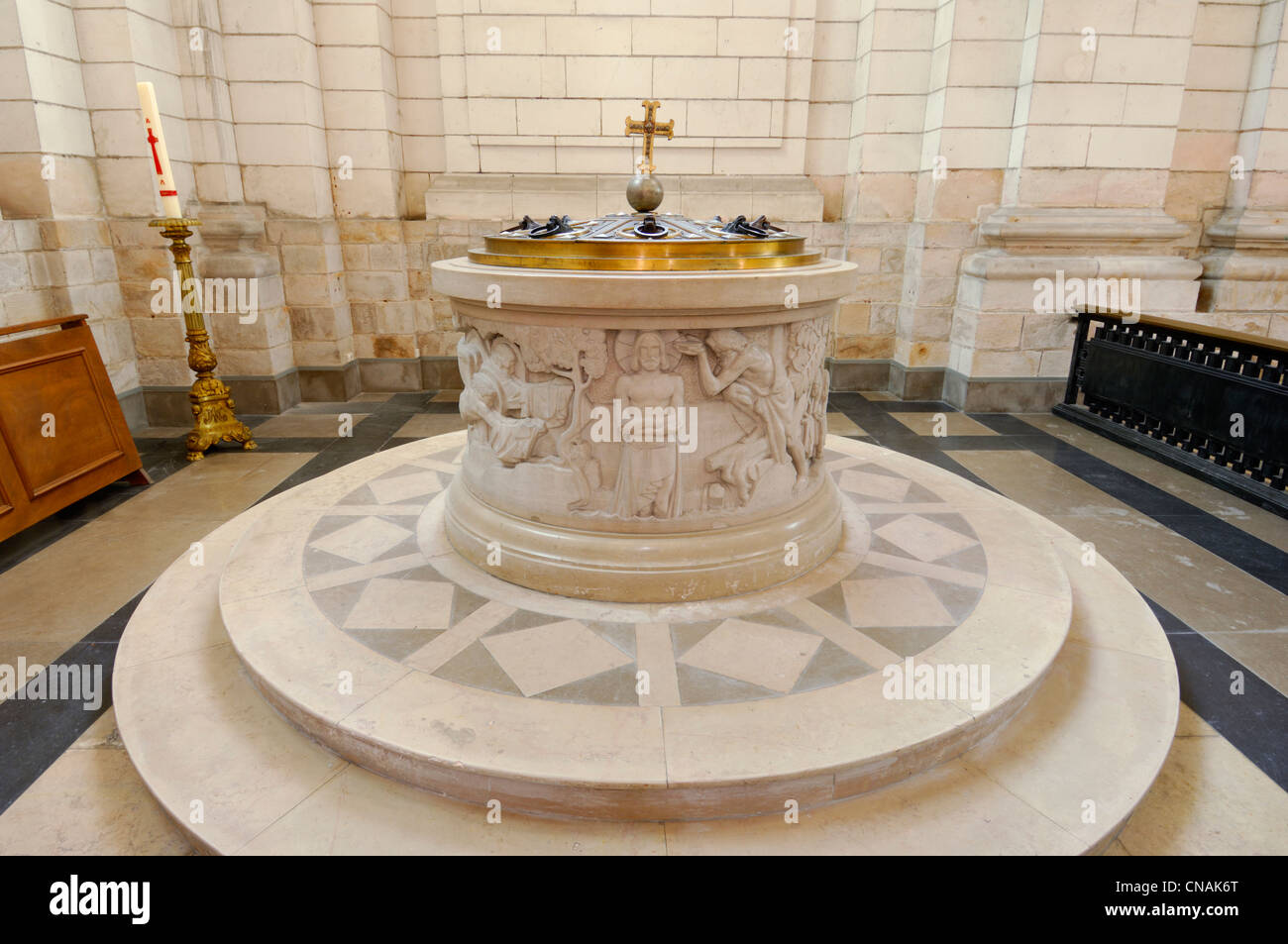 Francia, Pas de Calais, Arras, Notre Dame et Saint Vaast d'Arras la cattedrale, il Battistero, il cero pasquale e il battesimale Foto Stock