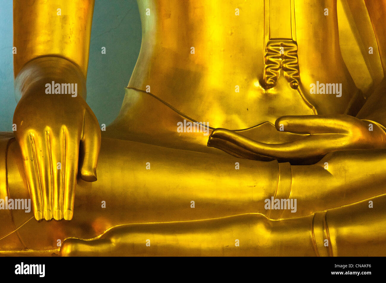 Thailandia, Bangkok, Wat Benchamabophit le mani della statua del Buddha Foto Stock