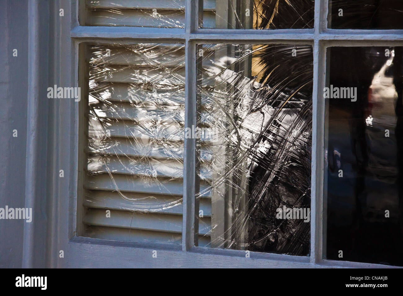 Vecchio, increspato di vetro in una finestra della chiesa, Charleston, Carolina del Sud, STATI UNITI D'AMERICA Foto Stock