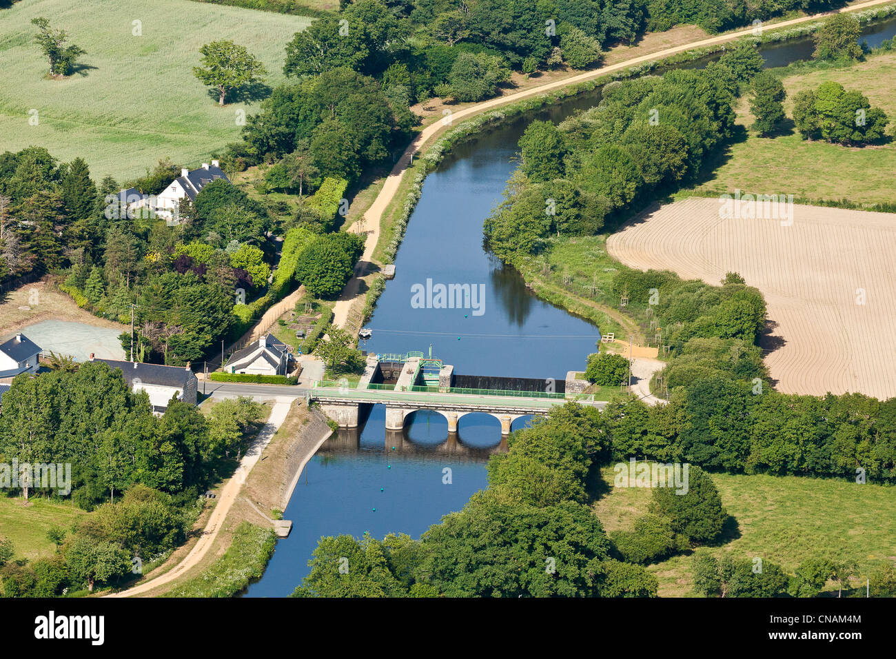 Francia, Loire-Atlantique, Blain, Bougaud lock sul fiume Isac (Nantes a Brest canal) (fotografia aerea) Foto Stock