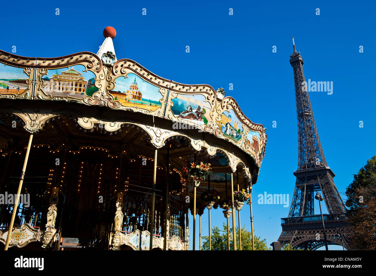 Francia, Parigi, la Torre Eiffel e un ex giostra Foto Stock