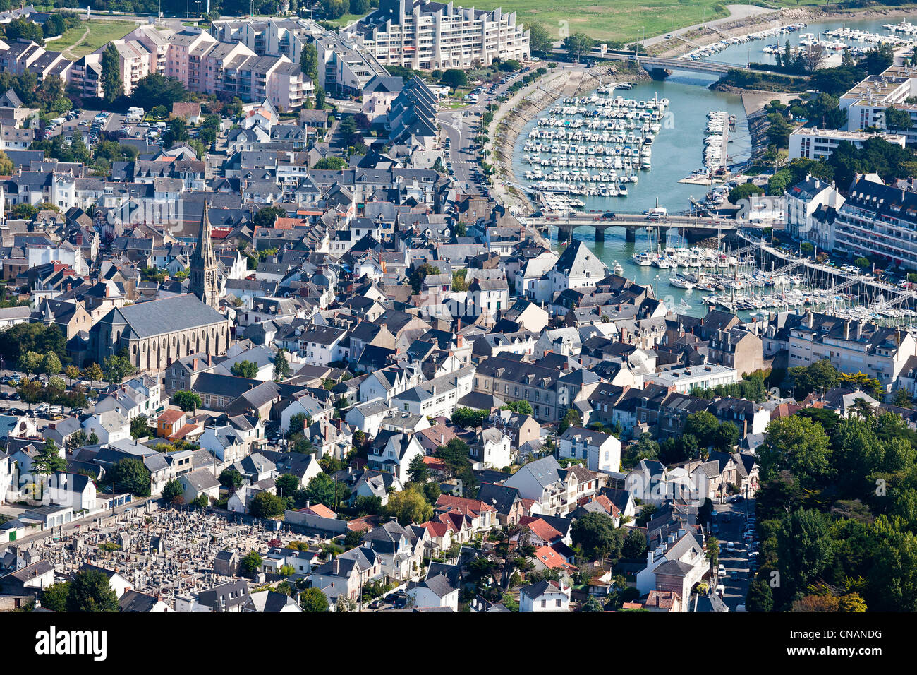 Francia, Loire-Atlantique, Le Pouliguen, La città e il porto (fotografia aerea) Foto Stock