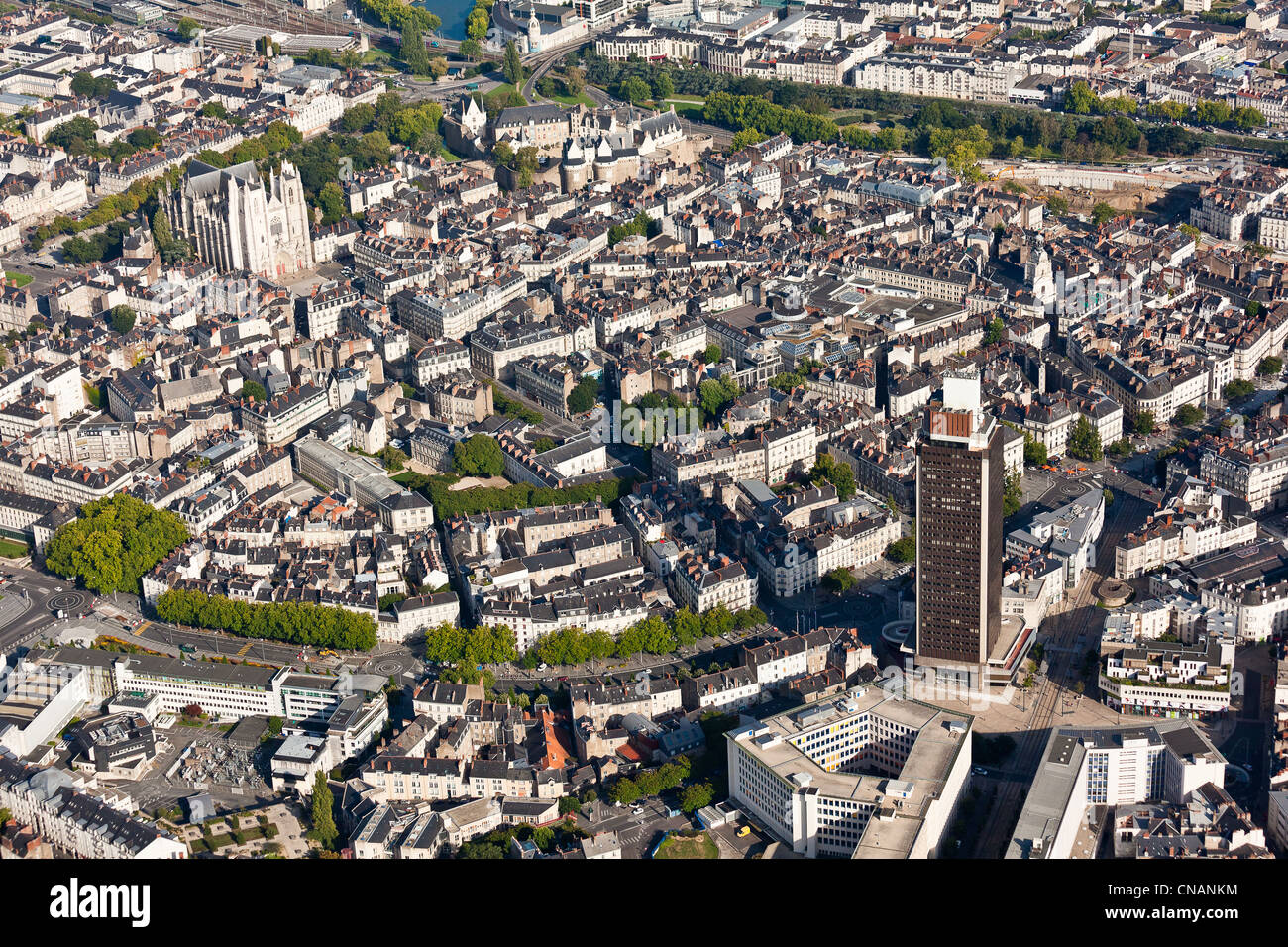 Francia, Loire-Atlantique, Nantes, Brittany torre (144 m) e Nantes down town (fotografia aerea) Foto Stock