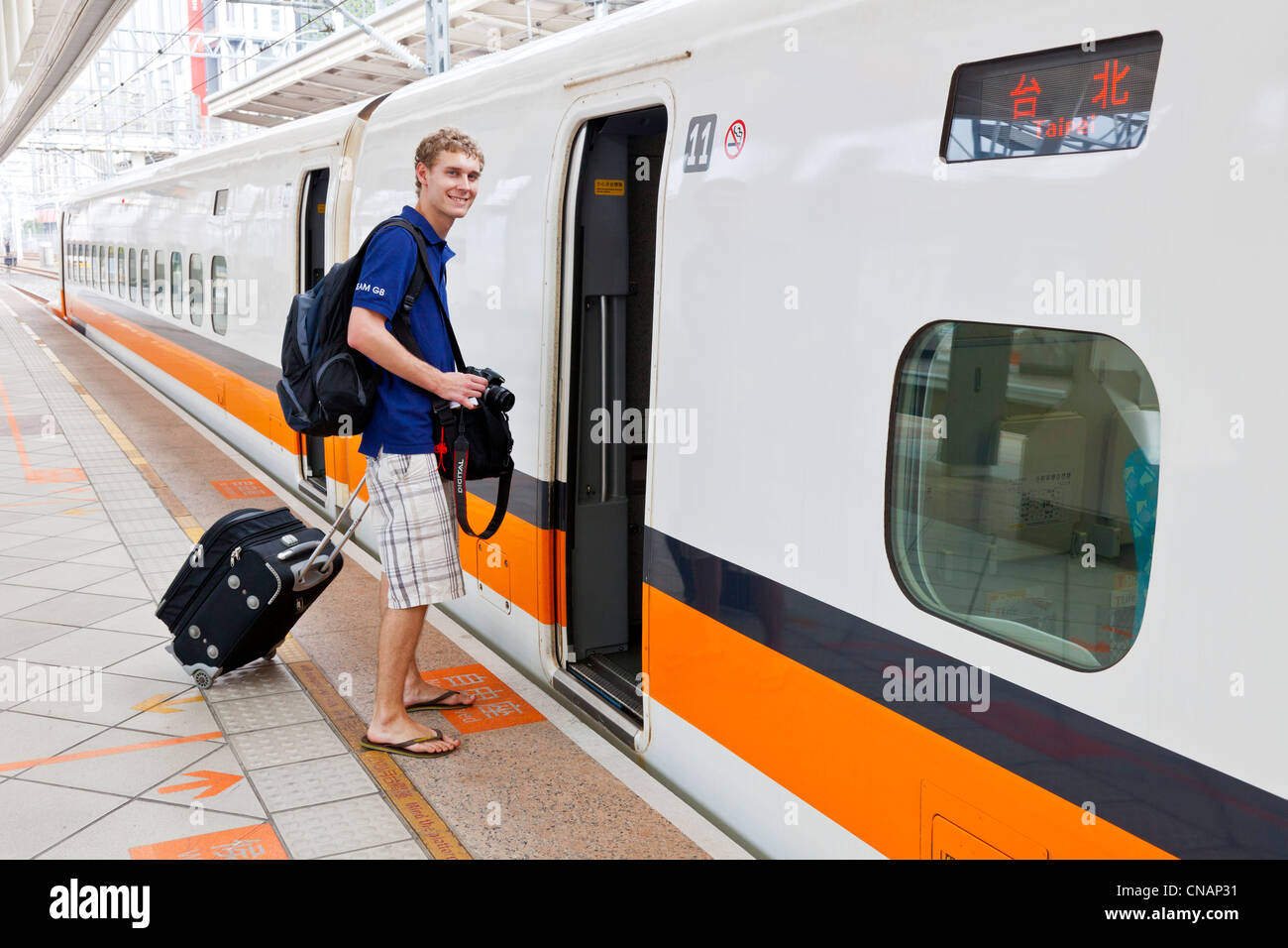 L'imbarco dei passeggeri Taiwan high speed rail (THSR o HSR) treno a Zuoying vicino a Kaohsiung, Taiwan. JMH5974 Foto Stock