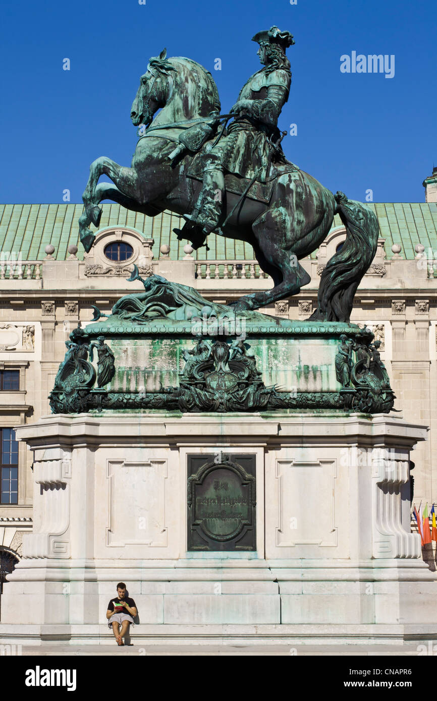 Austria, Vienna, centro storico elencati come patrimonio mondiale dall' UNESCO, Hofburg, Heldenplatz, statua equestre del principe Eugenio Foto Stock