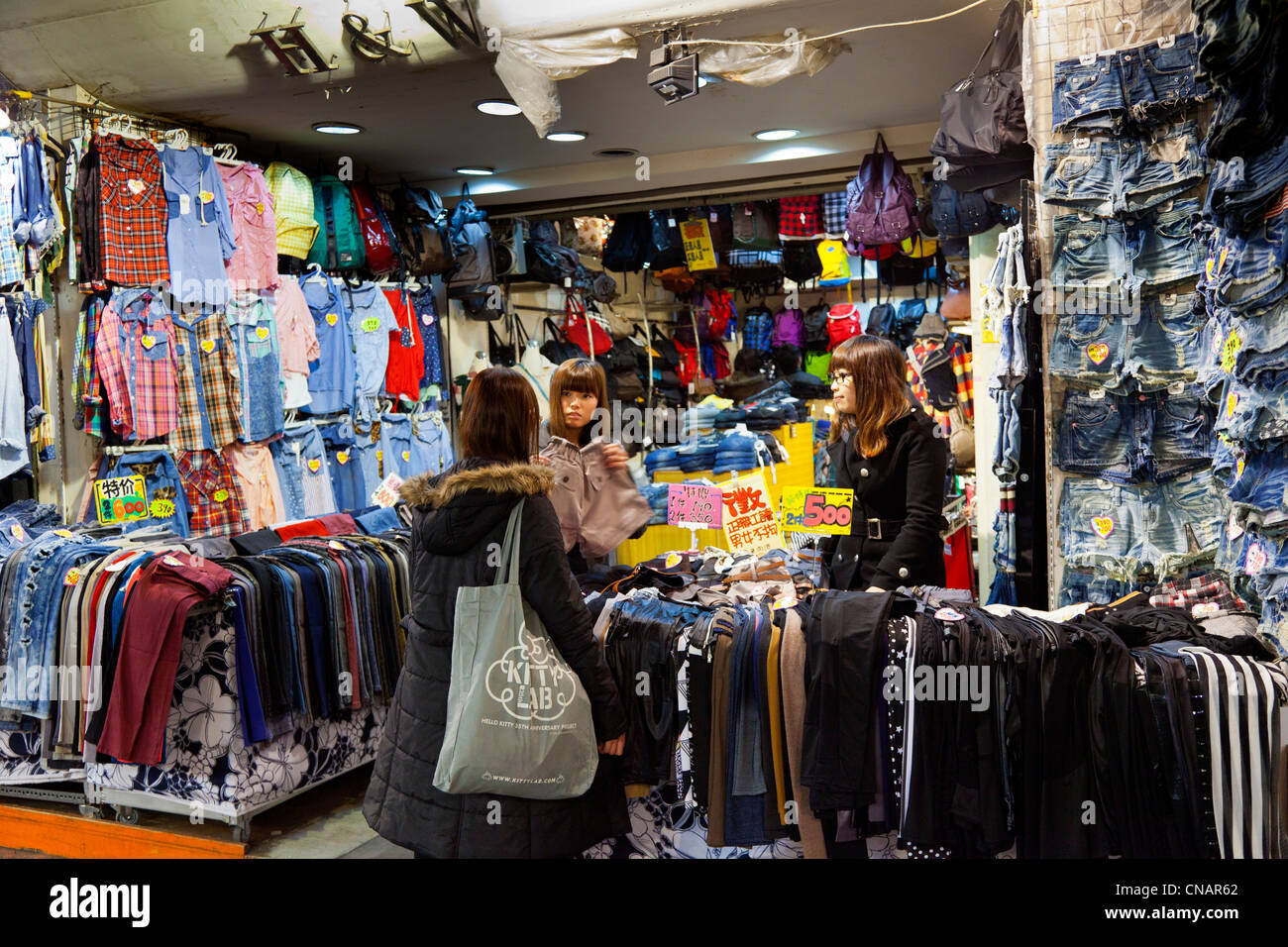 Abbigliamento in stallo Shilin Night Market Taipei Taiwan. JMH5999 Foto Stock