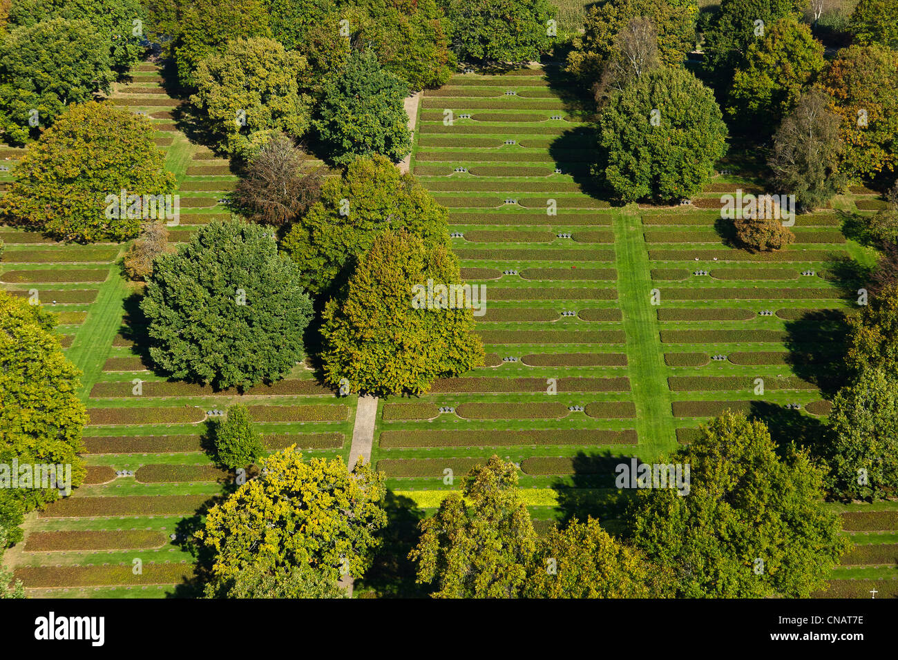 Francia, Manche, il cimitero militare tedesco di Marigny (vista aerea) Foto Stock