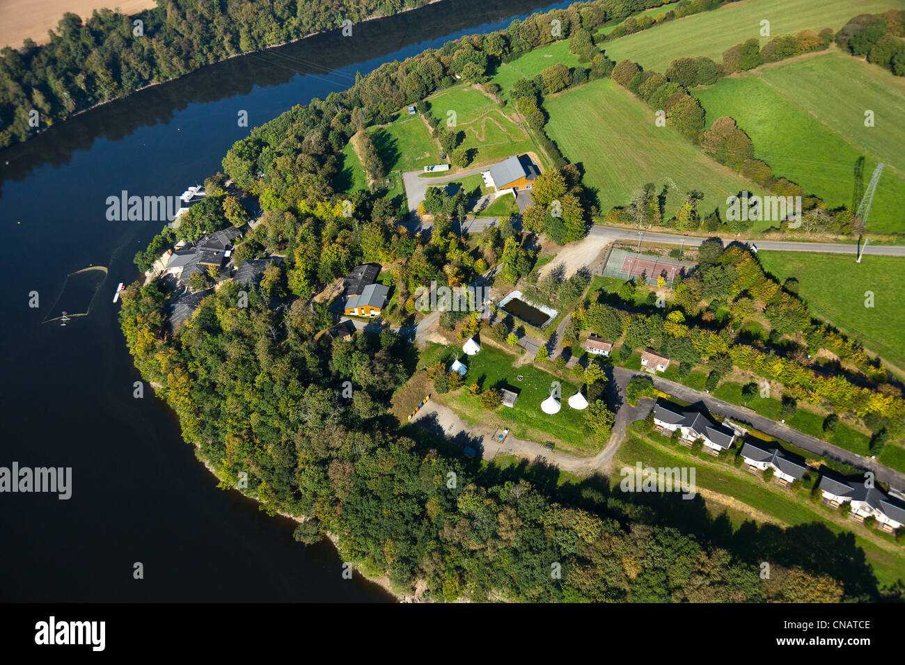 Francia, Manche, Les Biards, Base de loisirs au bord de la Selune (vue aerienne) Foto Stock