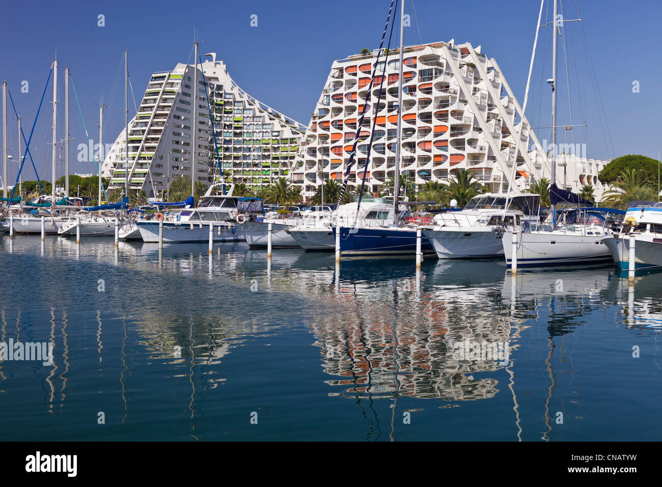 Francia, Herault, La Grande Motte, la marina sul fondo di La Grande Pyramide, patrimonio del XX secolo Foto Stock